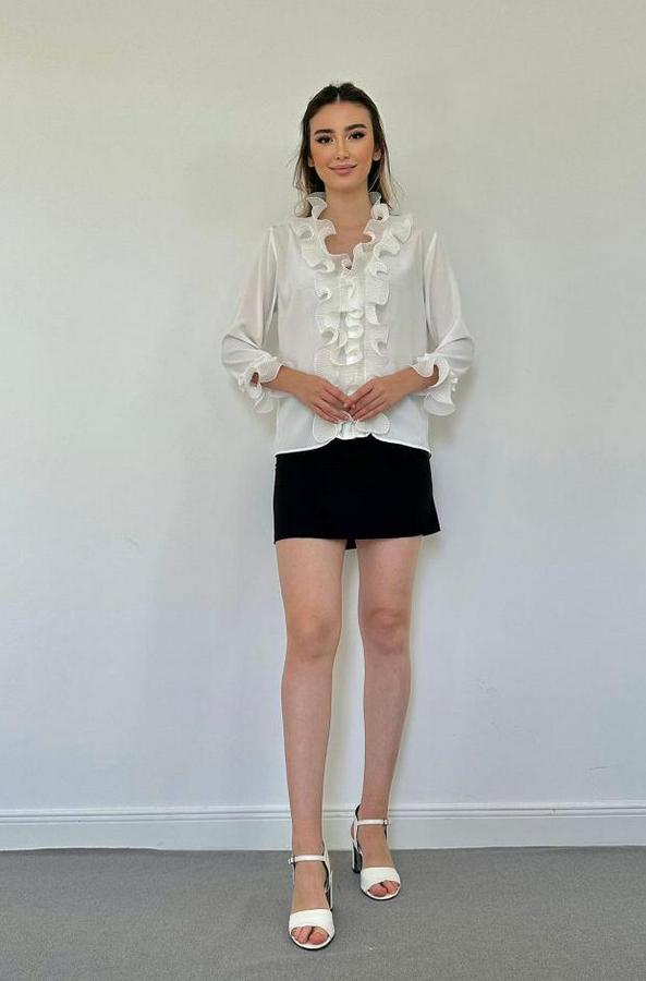 Beyaz Yakası Volanlı Gömlek
