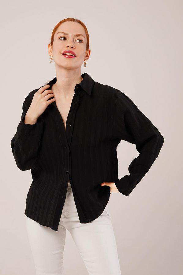 Düğmeli Ve Çizgi Detaylı Siyah Gömlek