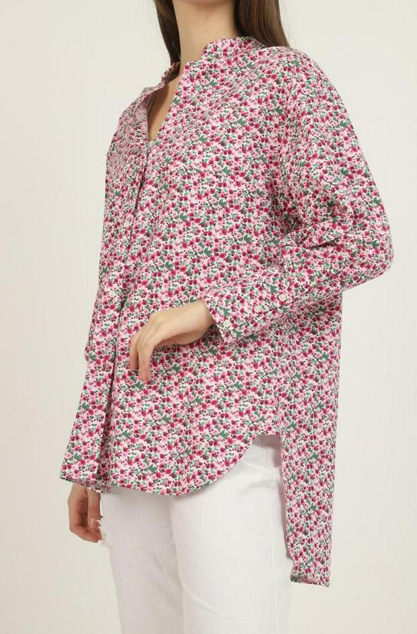 Kırmızı V Yakalı Ve Desenli Gömlek