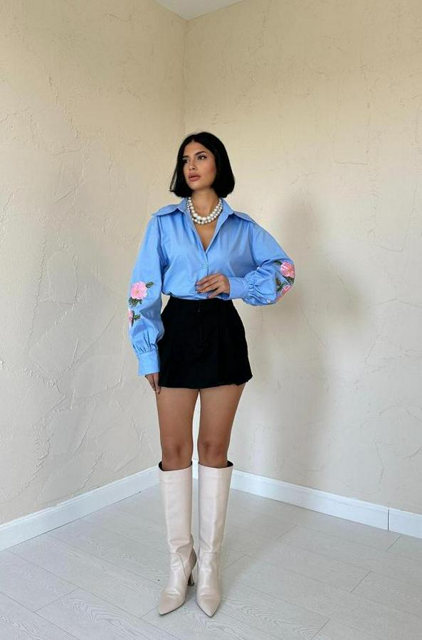 Mavi Kollarında Gül Nakışlı Gömlek