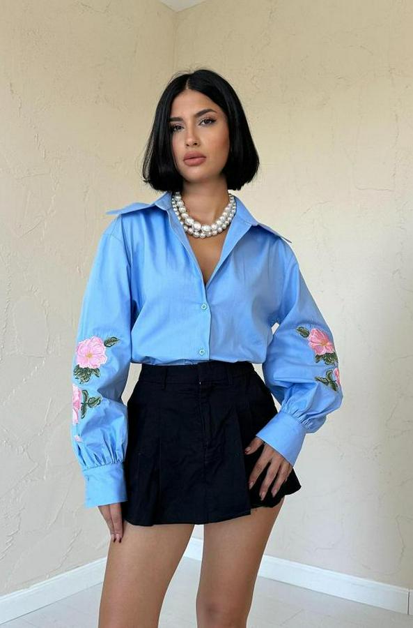 Mavi Kollarında Gül Nakışlı Gömlek