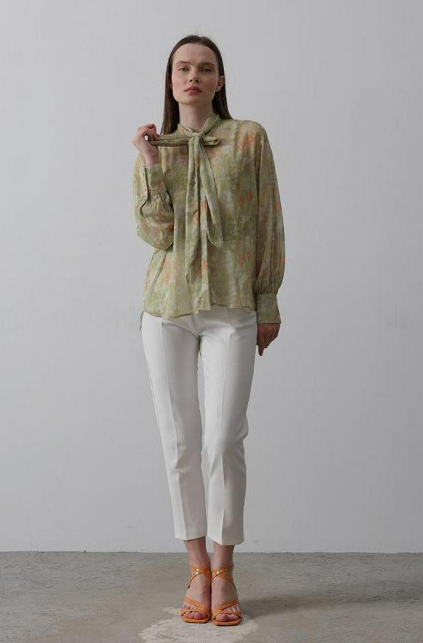 Yakası Fularlı Şifon Gömlek