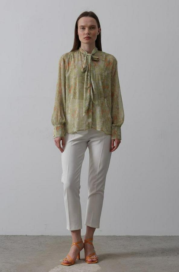 Yakası Fularlı Şifon Gömlek