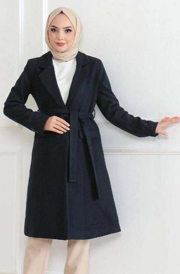 Kaşe Kaban – Uzun Boy Kruvaze Yaka, Kuşaklı Tesettür Kışlık Kaban, Astarlı Şık Yünlü Dokuma Oversize Rahat Kalıp, Cepli Modern Kaşe Mont Modeli