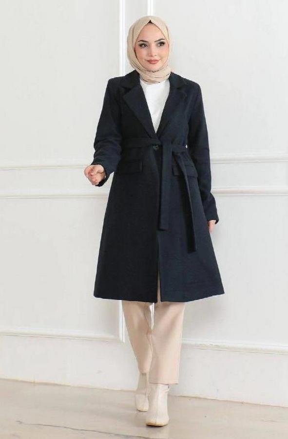 Kaşe Kaban – Uzun Boy Kruvaze Yaka, Kuşaklı Tesettür Kışlık Kaban, Astarlı Şık Yünlü Dokuma Oversize Rahat Kalıp, Cepli Modern Kaşe Mont Modeli