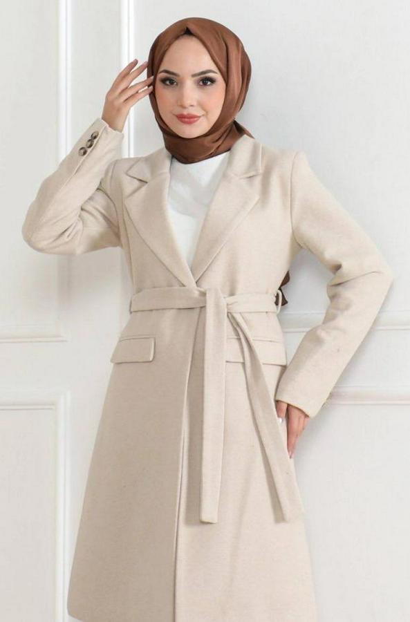 Kaşe Kaban – Uzun Boy Kruvaze Yaka, Kuşaklı Tesettür Kışlık Kaban, Astarlı Şık Yünlü Dokuma Oversize Rahat Kalıp, Cepli Modern Kaşe Mont Modeli