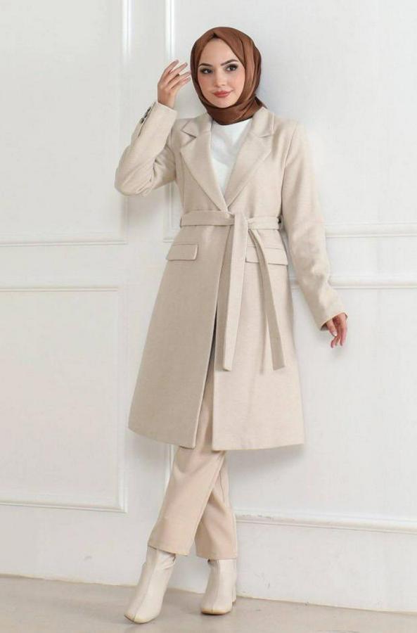 Kaşe Kaban – Uzun Boy Kruvaze Yaka, Kuşaklı Tesettür Kışlık Kaban, Astarlı Şık Yünlü Dokuma Oversize Rahat Kalıp, Cepli Modern Kaşe Mont Modeli