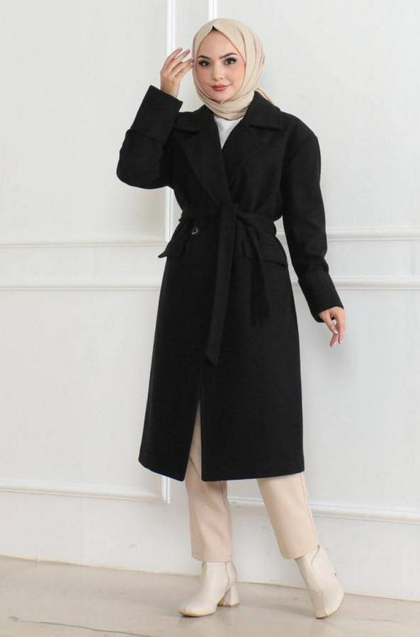 Kaşe Kaban – Uzun Boy Kruvaze Yaka, Kuşaklı Tesettür Kışlık Kaban, Astarlı Şık Yünlü Dokuma Oversize Rahat Kalıp, Cepli Modern Kaşe Mont Modeli