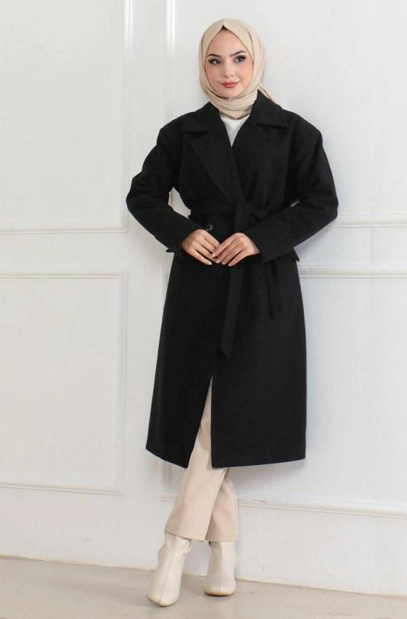Kaşe Kaban – Uzun Boy Kruvaze Yaka, Kuşaklı Tesettür Kışlık Kaban, Astarlı Şık Yünlü Dokuma Oversize Rahat Kalıp, Cepli Modern Kaşe Mont Modeli