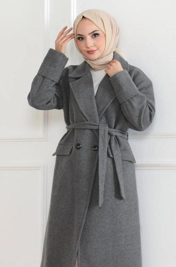Kaşe Kaban – Uzun Boy Kruvaze Yaka Kuşaklı Tesettür Kaşe Kışlık Kaban, Astarlı Şık Yünlü Dokuma Oversize Rahat Kalıp Cepli Düğmeli Modern Kap Modeli