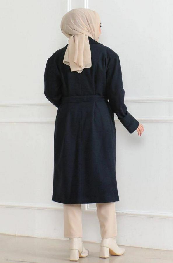 Kaşe Kaban – Uzun Boy Kruvaze Yaka Kuşaklı Tesettür Kaşe Kışlık Kaban, Astarlı Şık Yünlü Dokuma Oversize Rahat Kalıp Cepli Düğmeli Modern Kap Modeli