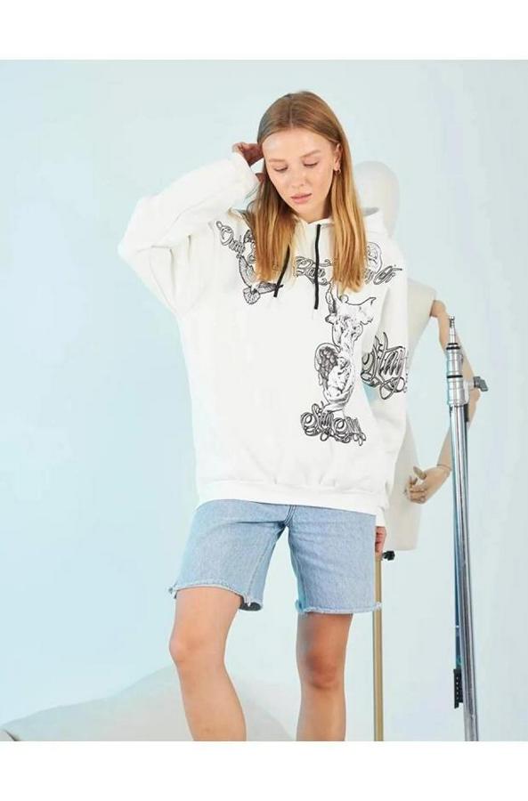 Kapüşonlu Üç Iplik Sweatshirt – Beyaz Strong Heykel Baskılı, Rahat Kalıp, Kanguru Cepli Modern Tasarım