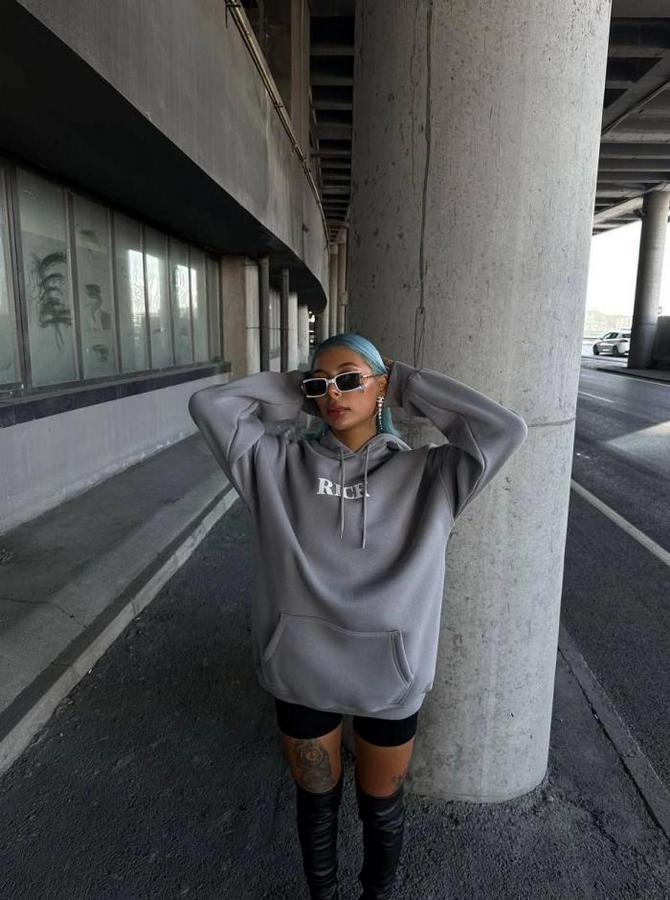 Uzun Kol Kapşonlu Göğüs Baskılı Sweatshirt