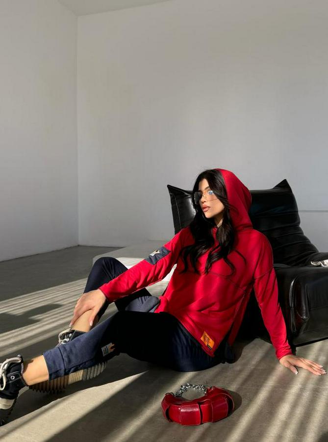 Kırmızı Kapşonlu Etek Ucu Detay Arma Ters Dikiş Gorunumlu Ikili Takım