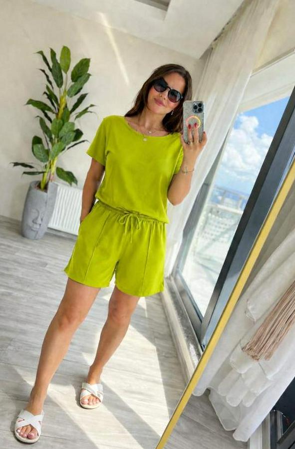 Kısa Kollu Yakası Açık Modal Bluz Ve Bağcıklı Kısa Şort Ikili Takım