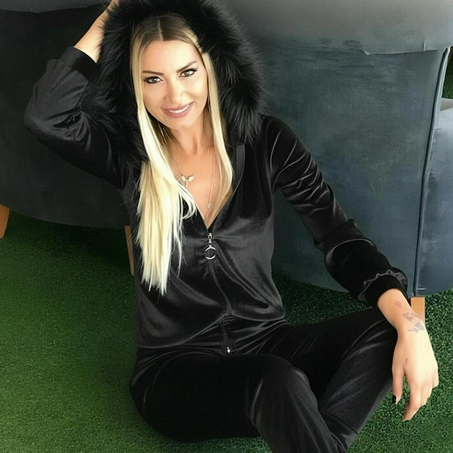 Uzun Kollu Önden Fermuarlı Kapşon Tüy Detaylı Kadife Bluz Ve Pantolon Ikili Takım