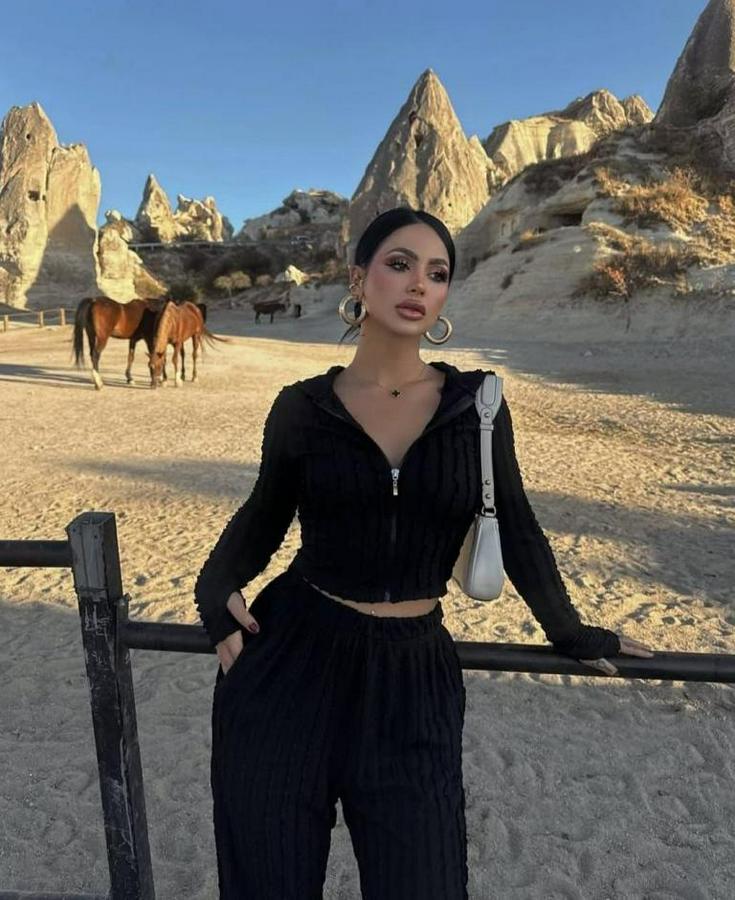 Uzun Kollu Parmak Geçme Ve Fermuar Detay Kısa Ceket Ve Ispanyol Paça Pantolon Ikili Takim