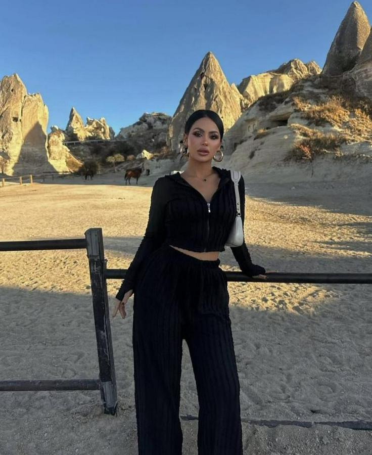 Uzun Kollu Parmak Geçme Ve Fermuar Detay Kısa Ceket Ve Ispanyol Paça Pantolon Ikili Takim