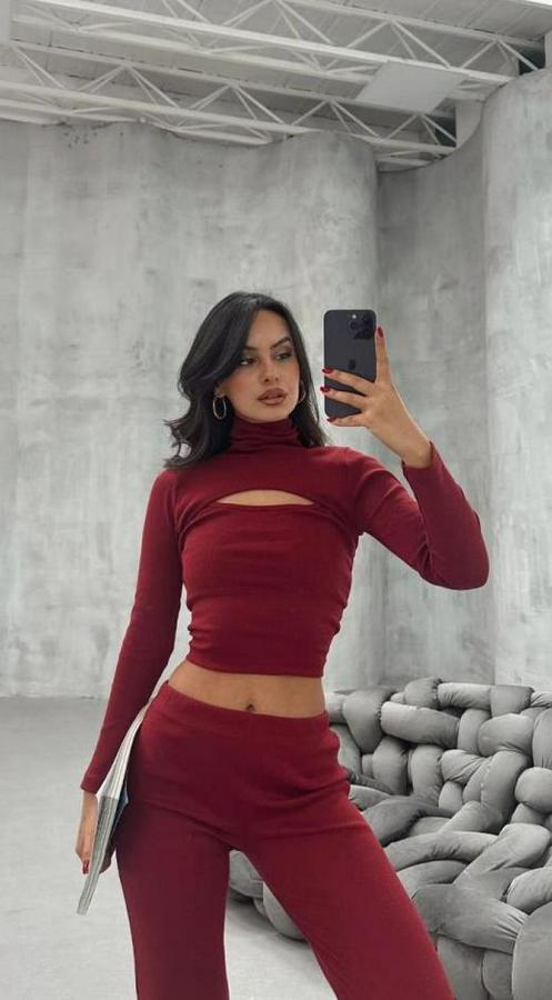 Uzun Kollu Pencere Detay Göğüs Dekolteli Bluz Ve Bol Paça Pantolon Ikili Takim