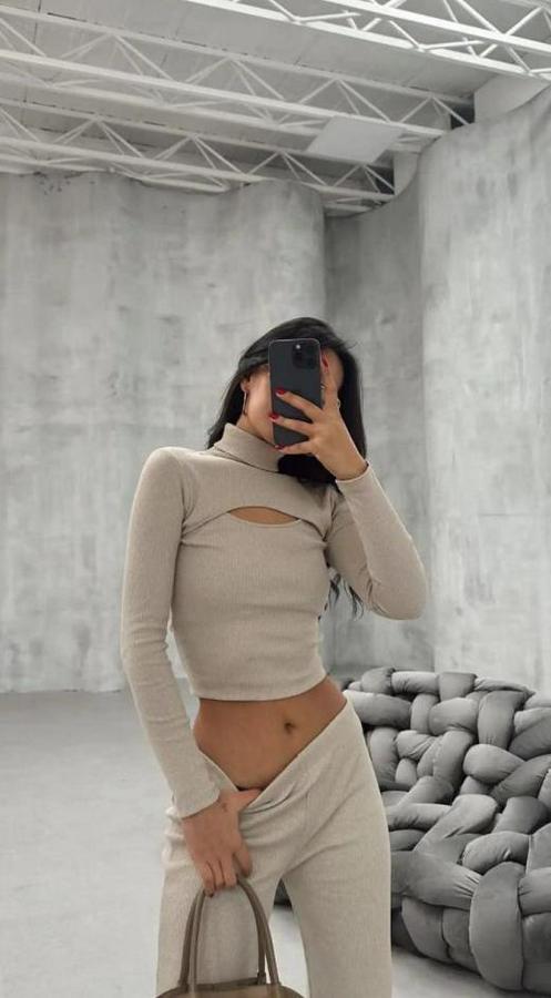 Uzun Kollu Pencere Detay Göğüs Dekolteli Bluz Ve Bol Paça Pantolon Ikili Takim