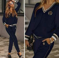 Uzun Kollu V Yaka Yakası Ve Kol Ağzı Şerit Detay Armalı Kadife Takım