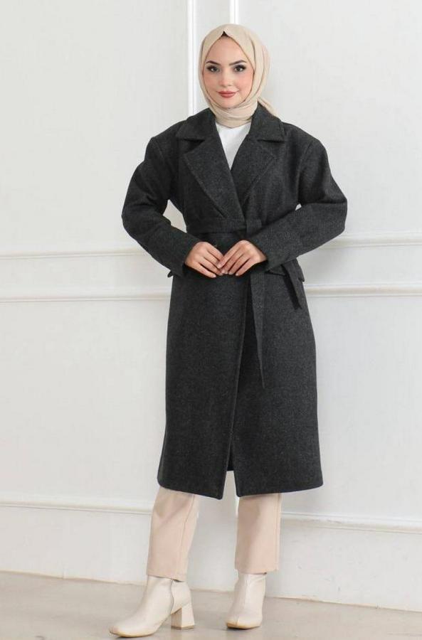 Kaşe Kaban – Uzun Boy 115 Cm Kruvaze Yaka Kuşaklı Astarlı Kışlık Tesettür Kaban, Yünlü Dokuma Kaşmir Kumaş, Cepli Oversize Rahat Kalıp Şık Modern Kaba
