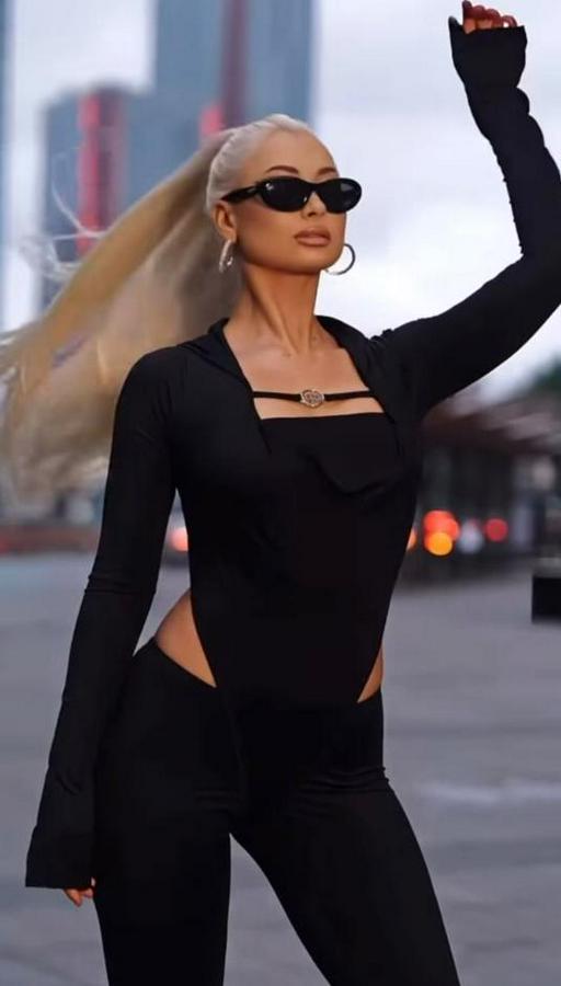 Uzun Kollu Kare Yaka Toka Ve Bel Dekoltesi Detaylı Tulum Tulum