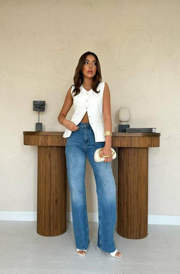 Beyaz Belden Oturtma Detaylı Düğmeli Yelek